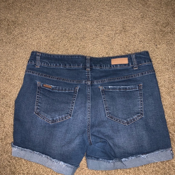 Mid rise Jean Shorts - Picture 2 of 3